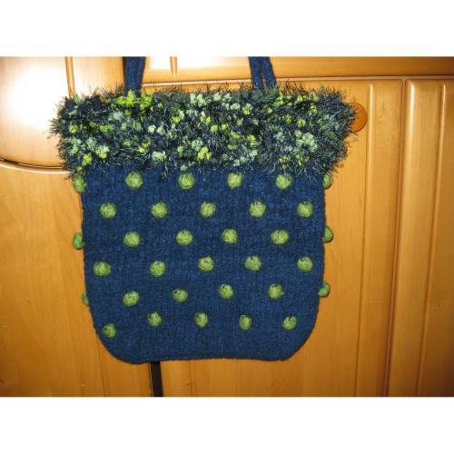 Blaue Filztasche mit Noppen und Fransenrand