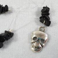 Maschenmarkierer Gothic schwarz mit Obsidian und Totenkopf-Anhänger, Edelstein Maschenmerker Bild 3