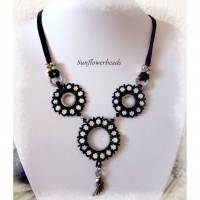 Halskette aus Glasperlen schwarz weiß mit drei großen runden Blüten Bild 1