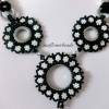 Halskette aus Glasperlen schwarz weiß mit drei großen runden Blüten Bild 2