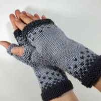 Graue fingerlose Handschuhe, gemusterte Armstulpen aus Bio Wolle handgestrickt, Pulswärmer gestrickt, Accessoires für Frauen Bild 1