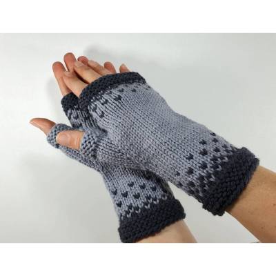 Graue fingerlose Handschuhe, gemusterte Armstulpen aus Bio Wolle handgestrickt, Pulswärmer gestrickt, Accessoires für Frauen