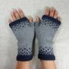 Graue fingerlose Handschuhe, gemusterte Armstulpen aus Bio Wolle handgestrickt, Pulswärmer gestrickt, Accessoires für Frauen Bild 5