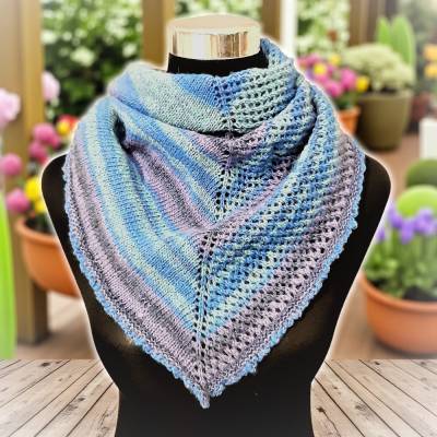 Handgestricktes Dreieckstuch aus handgesponnenem Garn