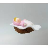 Baby rosa Walnuss-Mädchen, Geschenk Geburt-Taufe, Filzpüppchen Bild 1