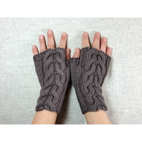 Nachhaltige Handschuhe mit Zopfmuster "Rapunzel", gestrickte Damen-Armstulpen