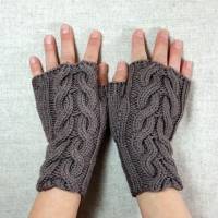 Nachhaltige Handschuhe mit Zopfmuster "Rapunzel", gestrickte Damen-Armstulpen Bild 1
