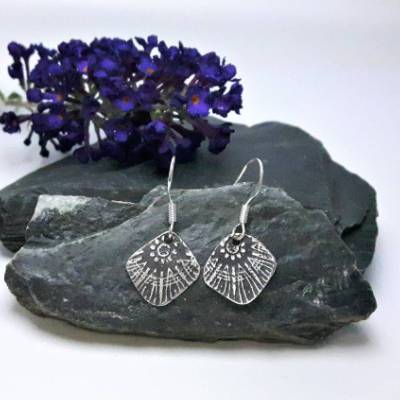 Zarte Ohrringe mit floralem Muster aus 999 Silber