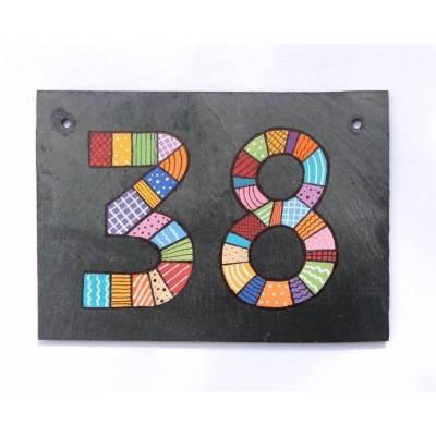 Wetterfeste Hausnummer aus Schiefer – personalisiertes Hausnummernschild, handbemalt & exklusiv, Schiefertafel mit Wunschzahl, bunte Patchwork-Bemalung, einzigartiges Geschenk