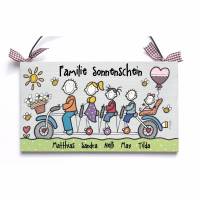 Personalisiertes Geschenk für Familien. Holzschild, Türschild aus Holz mit Figuren auf Fahrrad und Namen personalisiert. Bild 1