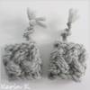 Pulswärmer Mini- Stulpen Hellgrau mit quer gestricktem Zopfmuster und Mini- Zöpfchen LEI von Lana Grossa Bild 3