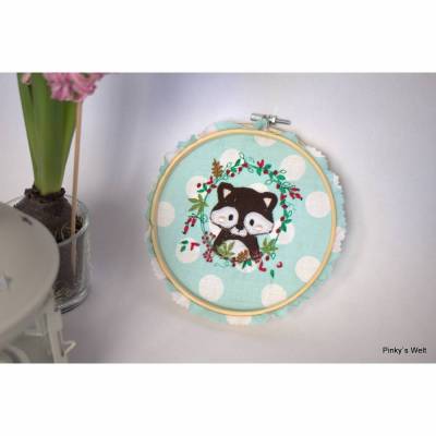 Stickbild, Stoffbild mit Waschbär, Bild im Stickrahmen, Wandbild, Kinderzimmer, Deko, Kinderzimmerbild, Bild zur Geburt