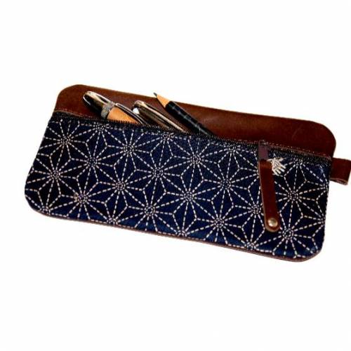 Elegantes FEDERMÄPPCHEN schokobraunes LEDER  & Stoff „asanoha” dunkelblau