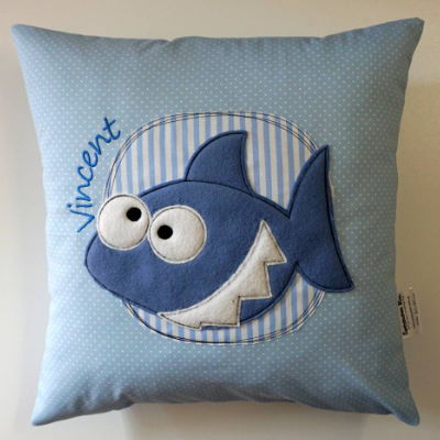 Namenskissen, Kuschelkissen Doodle Stickerei Hai und Namen 40x40 cm, Hülle & Inlett