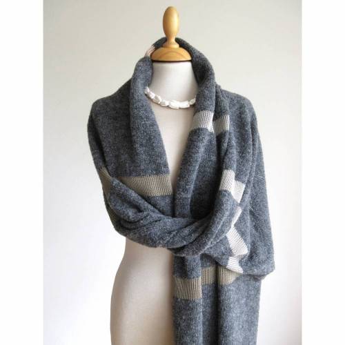 Gestrickter Schal für Frauen, xl Winterschal aus Wolle, grau, pastell, Kuschelschal, Weihnachtsgeschenk für Frauen