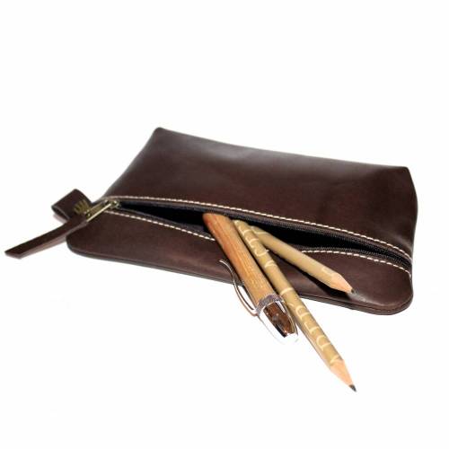 Geräumiges Stifteetui aus weichem Leder in dunkelbraun