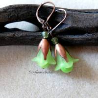 Romantische Blütenohrringe, apfelgrün mit kupferfarbenen Perlenkappen Bild 1