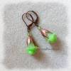 Romantische Blütenohrringe, apfelgrün mit kupferfarbenen Perlenkappen Bild 2