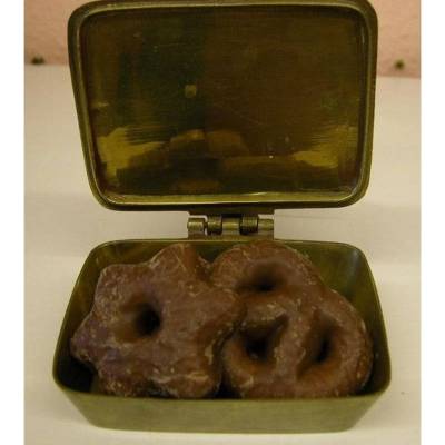 Messing-Behälter – Stilvoll Weihnachtsgebäck servieren