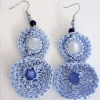 Ohrhänger in einem hellen Blau gehäkelt mit weißen und blauen Perlen Edelstahl- Ohrhaken Bild 1