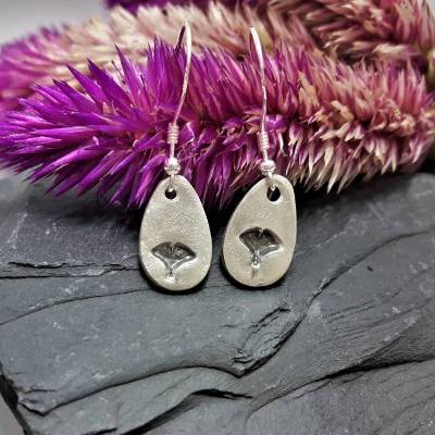 tropfenförmige Ohrhänger mit Ginkgoblatt aus 999 Silber, patiniert