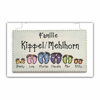 Türschild Familie personalisiert mit Namen und bunten Fußpaaren. Holzschild für die Haustür. Geschenk Haustürschild.