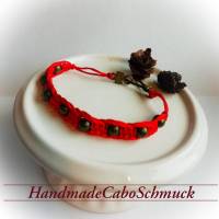 geknüpftes Makrame/Makramee Armband in rot mit bronzefarbenen Perlen und Verschluss Bild 1