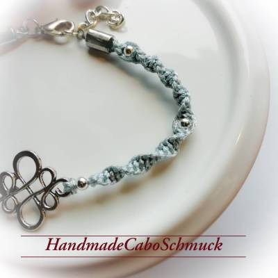 geknüpftes Makrame/Makramee Armband in grau/eisblau mit versilberter Perlen und Verbinder