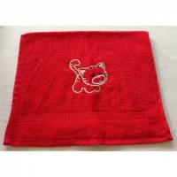 kuschelweiches Handtuch bestickt mit kleinen Tieren, Blickfang für jedes Bad, Baumwolle,rot mit einer kleiner Katze Bild 1