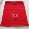 kuschelweiches Handtuch bestickt mit kleinen Tieren, Blickfang für jedes Bad, Baumwolle,rot mit einer kleiner Katze Bild 2