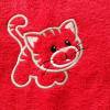kuschelweiches Handtuch bestickt mit kleinen Tieren, Blickfang für jedes Bad, Baumwolle,rot mit einer kleiner Katze Bild 3