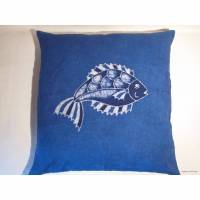 Großer blauer Kissenbezug mit Fisch, handgebatikte Baumwolle Bild 1