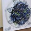 Blumenkranz weiß-blau auf Holzbrett zum Hängen Bild 4