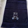 kuschelweiches Handtuch bestickt mit kleinen Tieren, Blickfang für jedes Bad, Baumwolle,blau mit einem kleinen Nilpferd Bild 2