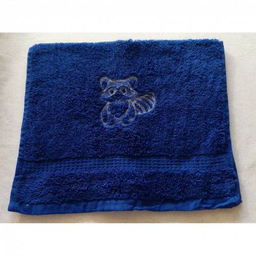 kuschelweiches Handtuch bestickt mit kleinen Tieren, Blickfang für jedes Bad, Baumwolle,blau mit einem kleinen Waschbären