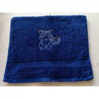kuschelweiches Handtuch bestickt mit kleinen Tieren, Blickfang für jedes Bad, Baumwolle,blau mit einem kleinen Waschbären Bild 1