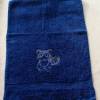 kuschelweiches Handtuch bestickt mit kleinen Tieren, Blickfang für jedes Bad, Baumwolle,blau mit einem kleinen Waschbären Bild 2