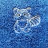 kuschelweiches Handtuch bestickt mit kleinen Tieren, Blickfang für jedes Bad, Baumwolle,blau mit einem kleinen Waschbären Bild 3