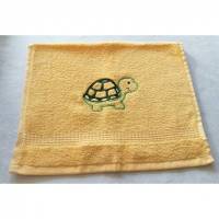 kuschelweiches Handtuch bestickt mit kleinen Tieren, Blickfang für jedes Bad, Baumwolle,gelb mit einer kleinen Schildkr Bild 1