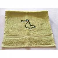 kuschelweiches Handtuch bestickt mit kleinen Tieren, Blickfang für jedes Bad, Baumwolle,grün mit einem kleinen Krokodil Bild 1