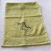 kuschelweiches Handtuch bestickt mit kleinen Tieren, Blickfang für jedes Bad, Baumwolle,grün mit einem kleinen Krokodil Bild 2