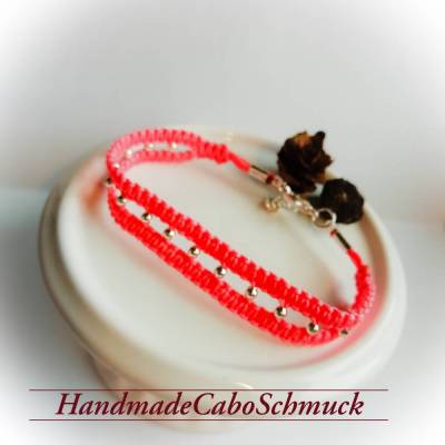 geknüpftes Makrame/Makramee Armband in pink mit versilberter Perlen und Karabiner Verschluss