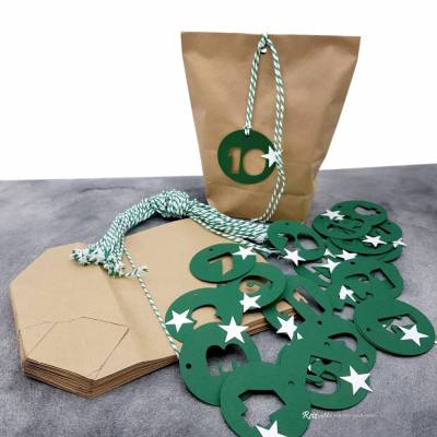 Adventskalendertüten zum Befüllen mit Zahlenanhängern in Grün – 24 Kraftpapier-Beutel DIY Set