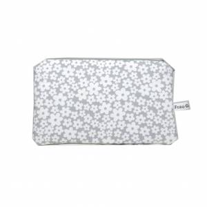 Mäppchen Täschchen aus grauem Stoff mit weißen Blumen und Punkten Geschenk Geburtstag