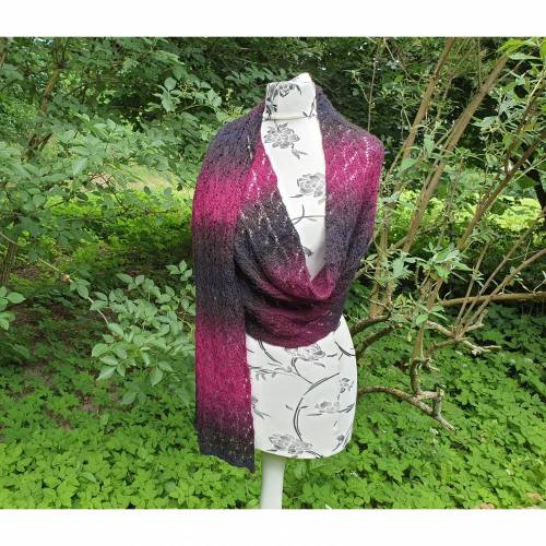 Schultertuch - Lace Stola - Schal - elegant und handgestrickt - violett/schwarz - aus Wolle