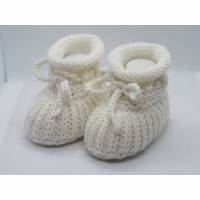 wollweiße Babyschuhe 3-6 Monate gestrickt aus Wolle in Patentmuster Bild 1