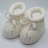 wollweiße Babyschuhe 3-6 Monate gestrickt aus Wolle in Patentmuster Bild 2