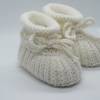 wollweiße Babyschuhe 3-6 Monate gestrickt aus Wolle in Patentmuster Bild 4