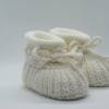 wollweiße Babyschuhe 3-6 Monate gestrickt aus Wolle in Patentmuster Bild 5