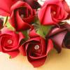 Lichterkette mit Rosen aus Papier in Rottönen als Geschenk Bild 3